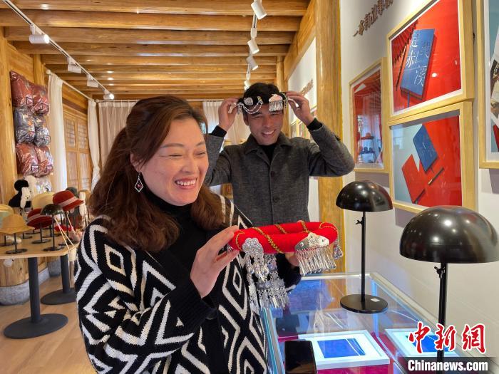 資料圖：鐘麗眉展示文創(chuàng)產(chǎn)品?！×执阂?攝