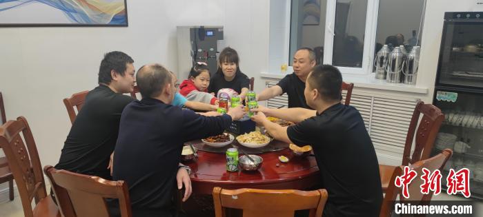 圖為恩和哈達(dá)邊境派出所的年夜飯?！《骱凸_(dá)邊境派出所供圖