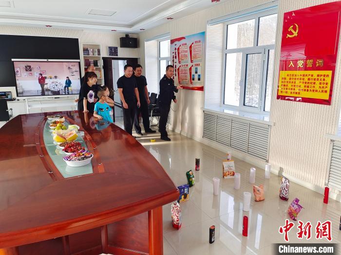 圖為恩和哈達(dá)邊境派出所民警和家屬玩套圈?！《骱凸_(dá)邊境派出所供圖