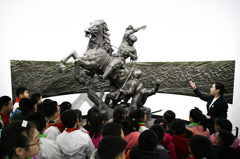 2019年4月4日，在東北烈士紀念館，學生們在聽講解員講解。